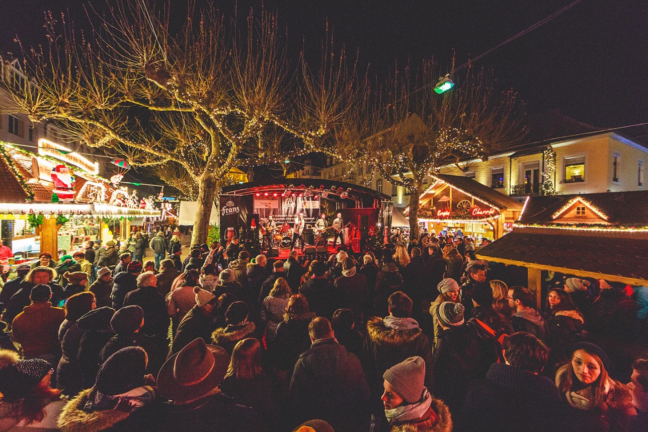 Visiteurs devant la scène du marché de Noël de Rastatt