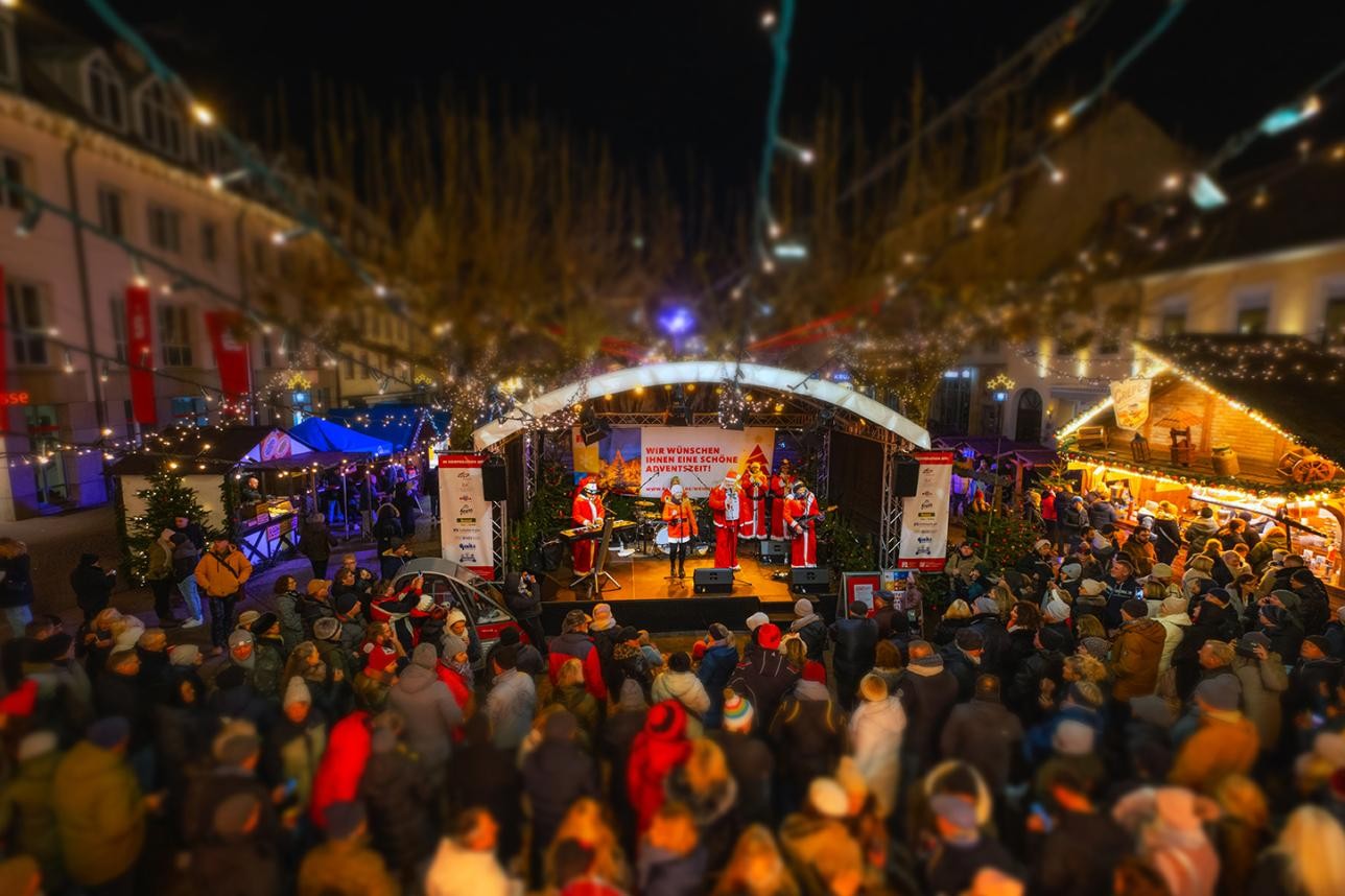 Besucher vor der Bühne auf dem Weihnachtsmarkt in Rastatt