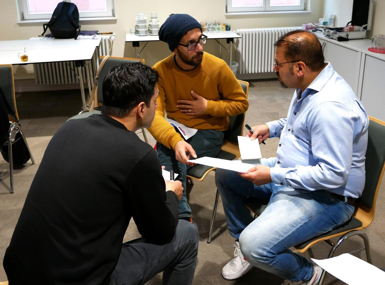 Drei Männer im Gespräch bei der Dialogrunde