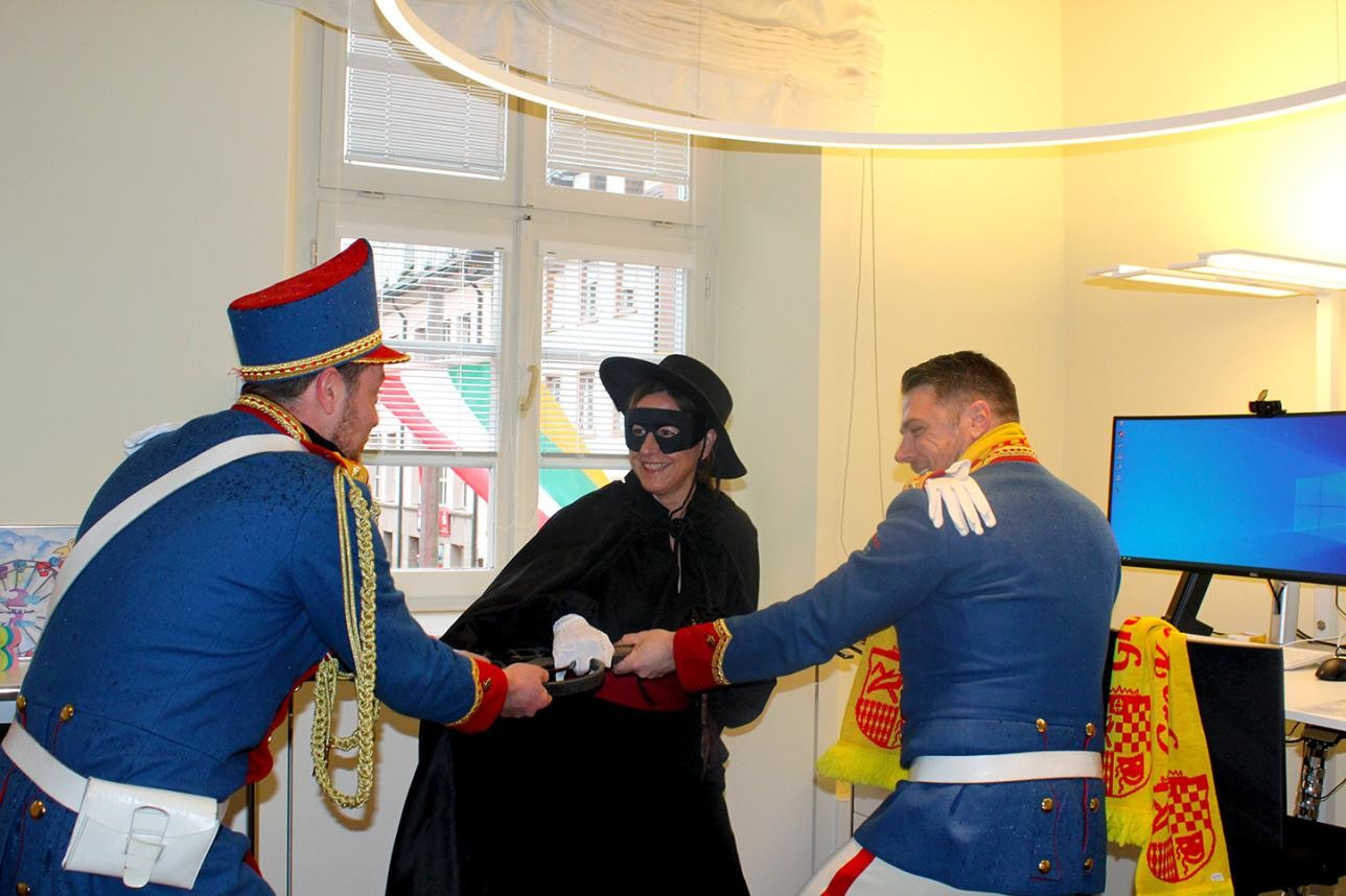 Mayor Müller fights with the jesters for the town hall key during the town hall storm