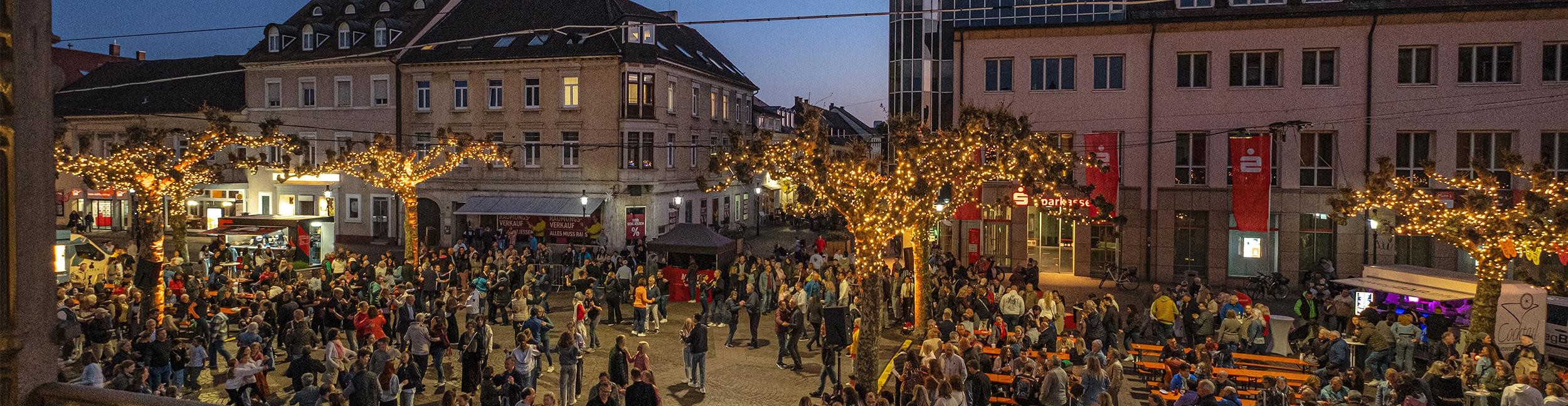 Tanz unter den Platanen auf dem Marktplatz in Rastatt. Foto: Oliver Hurst Tanzende Menschen auf dem Marktplatz bei Tanz unter den Platanen