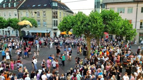Dancing people on the Rastatt market square at Tanz unter den Platanene