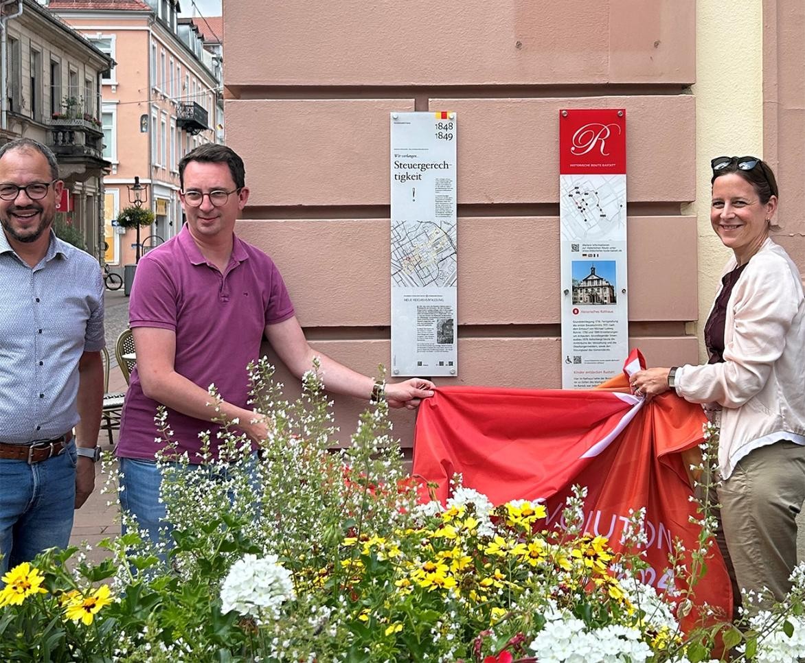 Mayor Monika Müller together with the parliamentary group chairmen Mathias Lott and Jonas Weber at the opening of the Revolution Trail