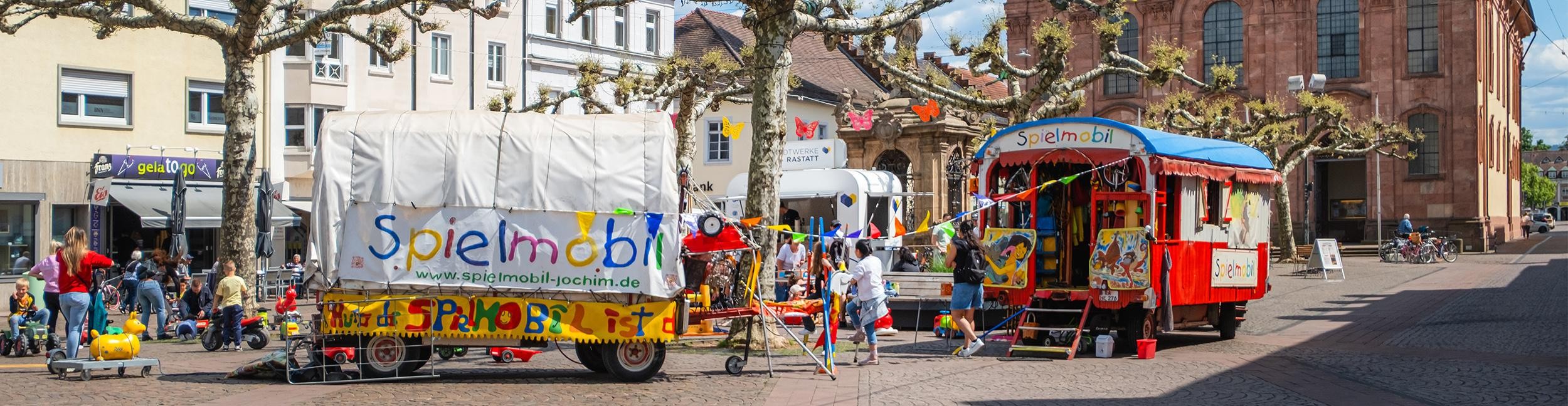 Auch 2025 kommt das Spielmobil auf den Marktplatz in Rastatt. Foto: Oliver Hurst Kinder spielen auf dem Marktplatz in Rastatt