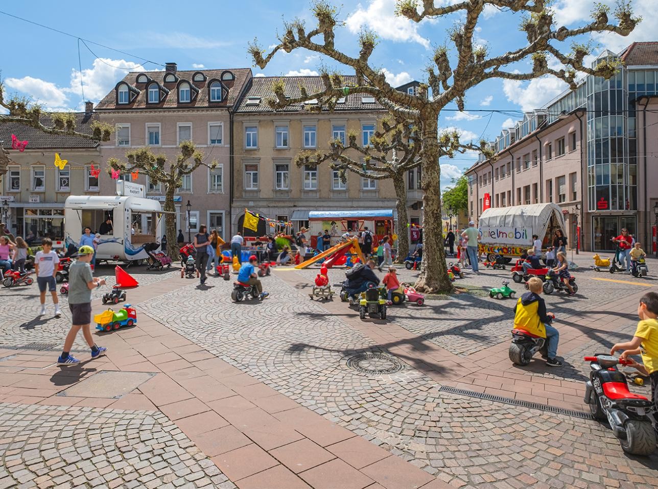 Kinder spielen auf dem Marktplatz in Rastatt
