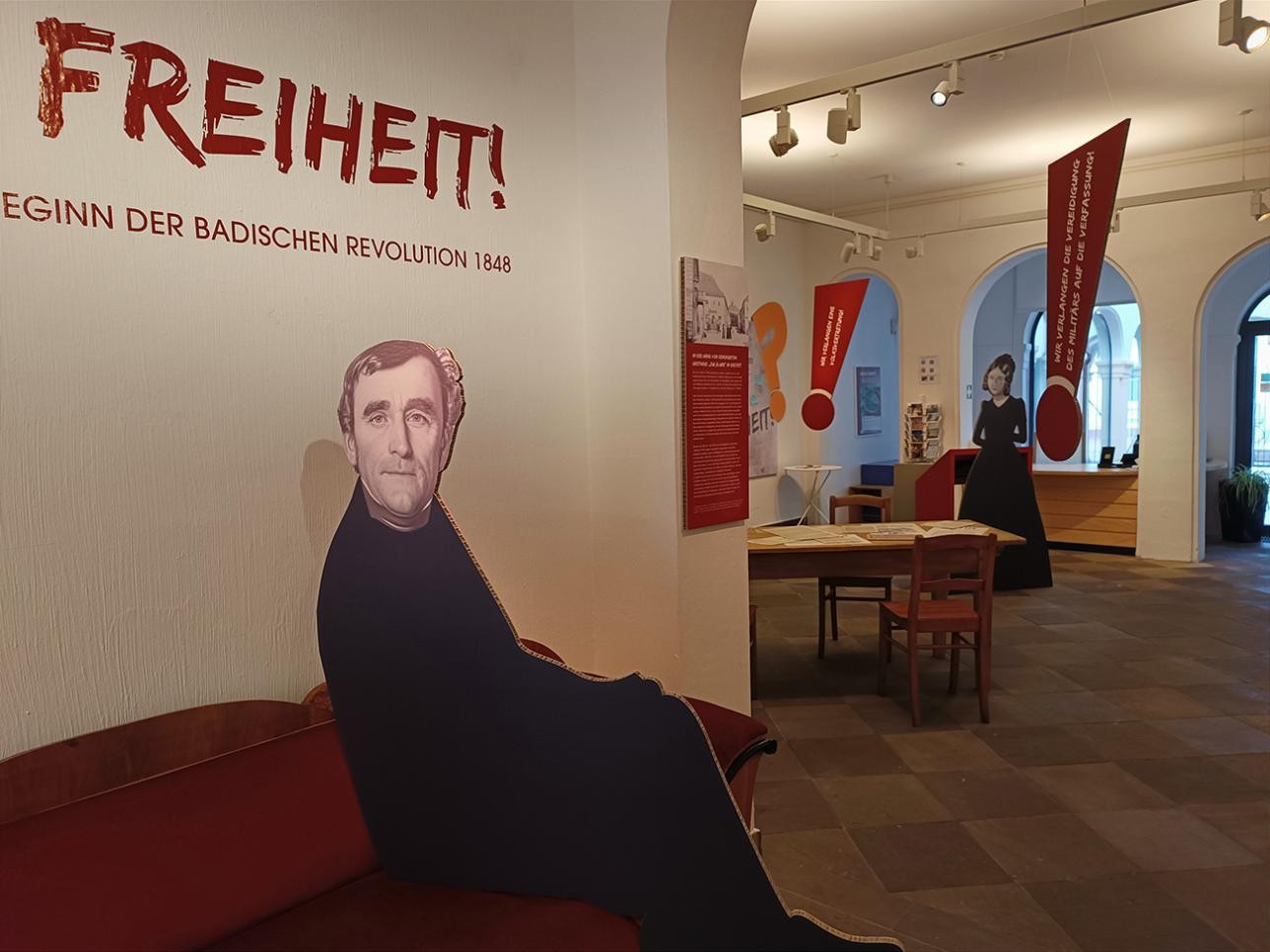 Nach der Kabinettausstellung ist ab dem 12. Mai die nächste Ausstellung im Stadtmuseum zum Thema Badische Revolution zu sehen. Dann startet die Sonderausstellung: "Für die Freiheit! Rastatt und die Revolution 1848/49". Blick in die Kabinettausstellung im Stadtmuseum: Für die Freiheit! Die Rolle der Wirtshäuser zu Beginn der Badischen Revolution 1848