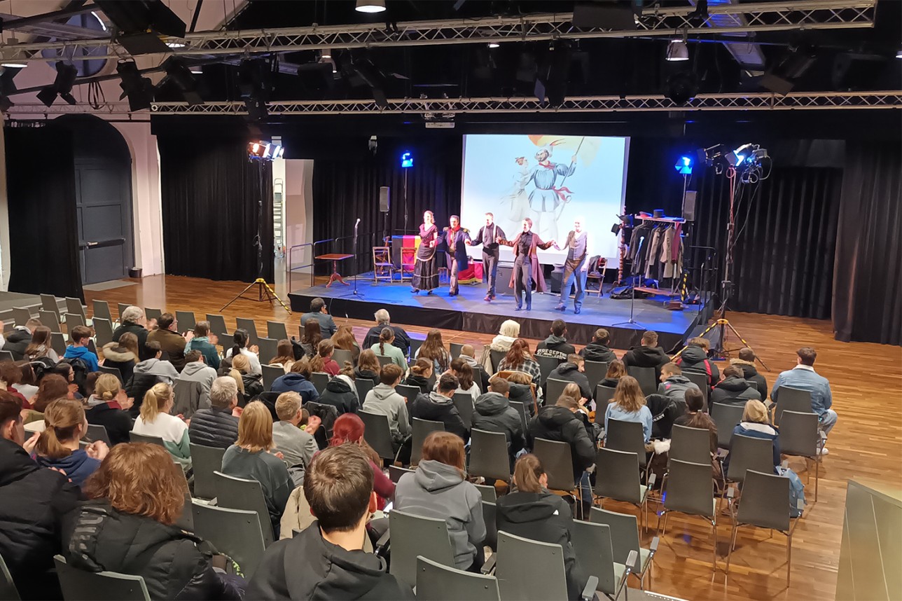 Schauspieler verbeugen sich auf der Bühne
