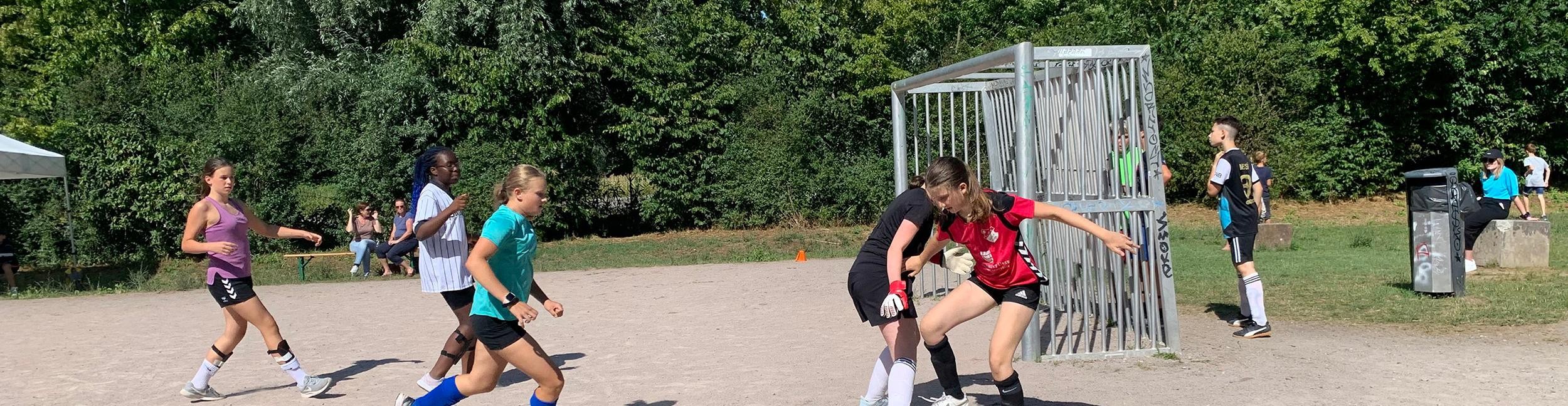 Zwölfter Bolzplatzcup im Rastatter Stadtpark vom 7. bis 9 Juli 2026. Foto: Franziska Neamtu Kinder spielen Fußball im Stadtpark beim Bolzplatzcup
