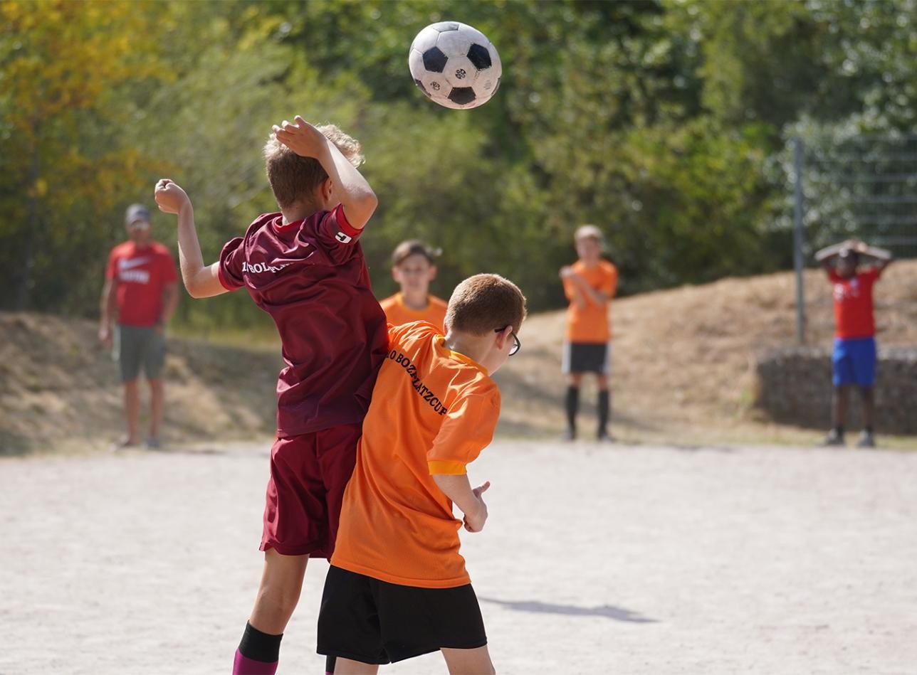 Zwölfter Bolzplatzcup im Rastatter Stadtpark vom 7. bis 9. Juli 2026. Foto: Franziska Neamtu Kinder spielen Fußball im Stadtpark beim Bolzplatzcup
