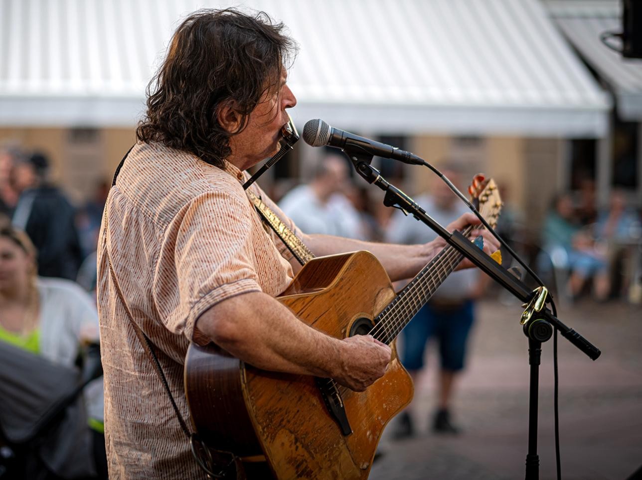 Sänger Sean Treacy auf dem Marktplatz beim Sommerkonzert in Rastatt