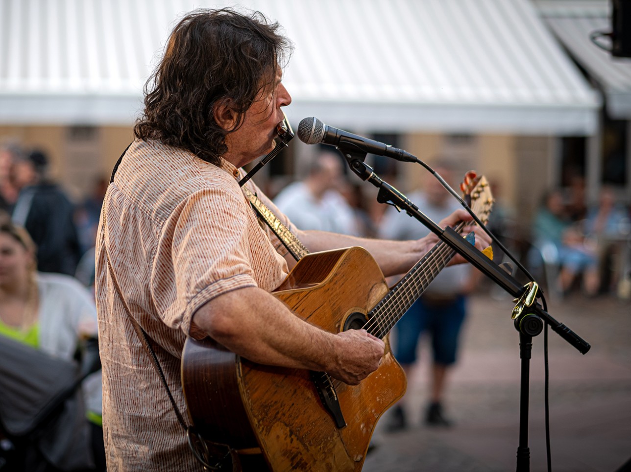 Sommerkonzert mit Seán Treacy. Foto: Oliver Hurst Sänger Sean Treacy auf dem Marktplatz beim Sommerkonzert in Rastatt