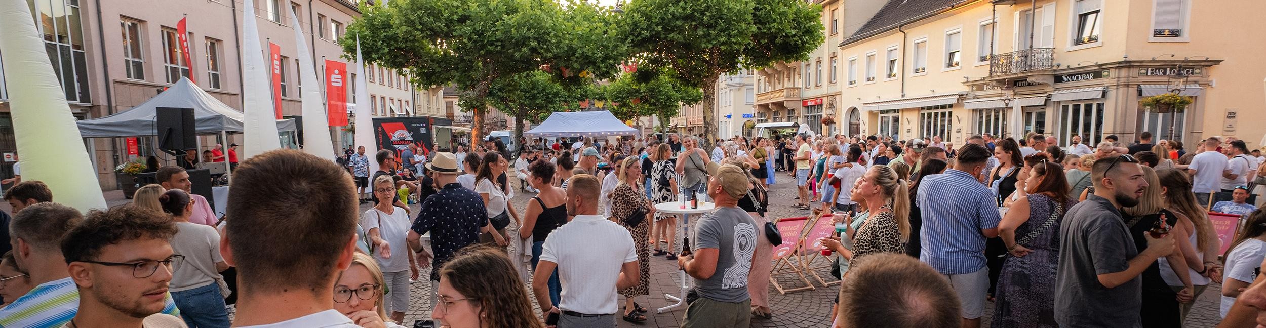 After-Work auf dem Marktplatz in Rastatt. Foto: Oliver Hurst Menschen auf dem Marktplatz bei der Veranstaltung Afterwork