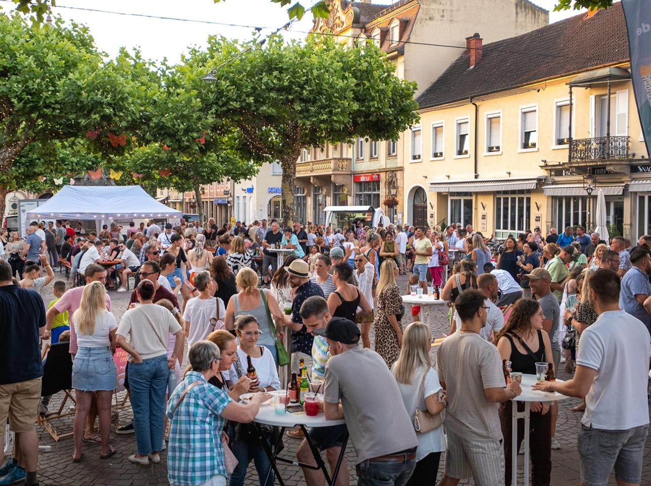 Afterwork auf dem Marktplatz in Rastatt. Foto: Oliver Hurst Menschen bei der Afterwork auf dem Marktplatz