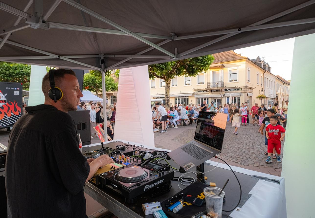 DJ bei der Afterwork auf dem Marktplatz in Rastatt
