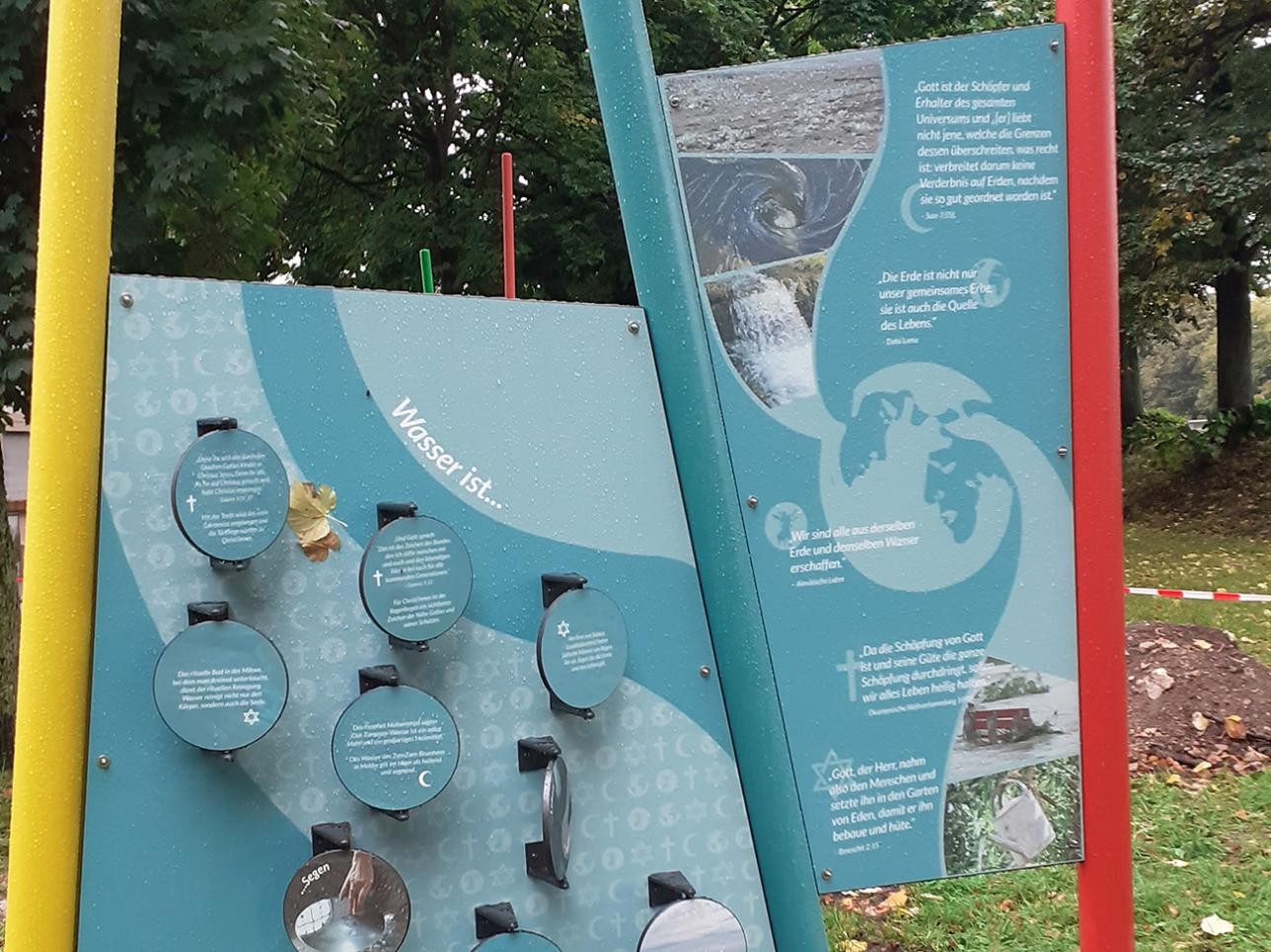 Kunstinstallation "Vielfalt im Glauben": Infotafeln
