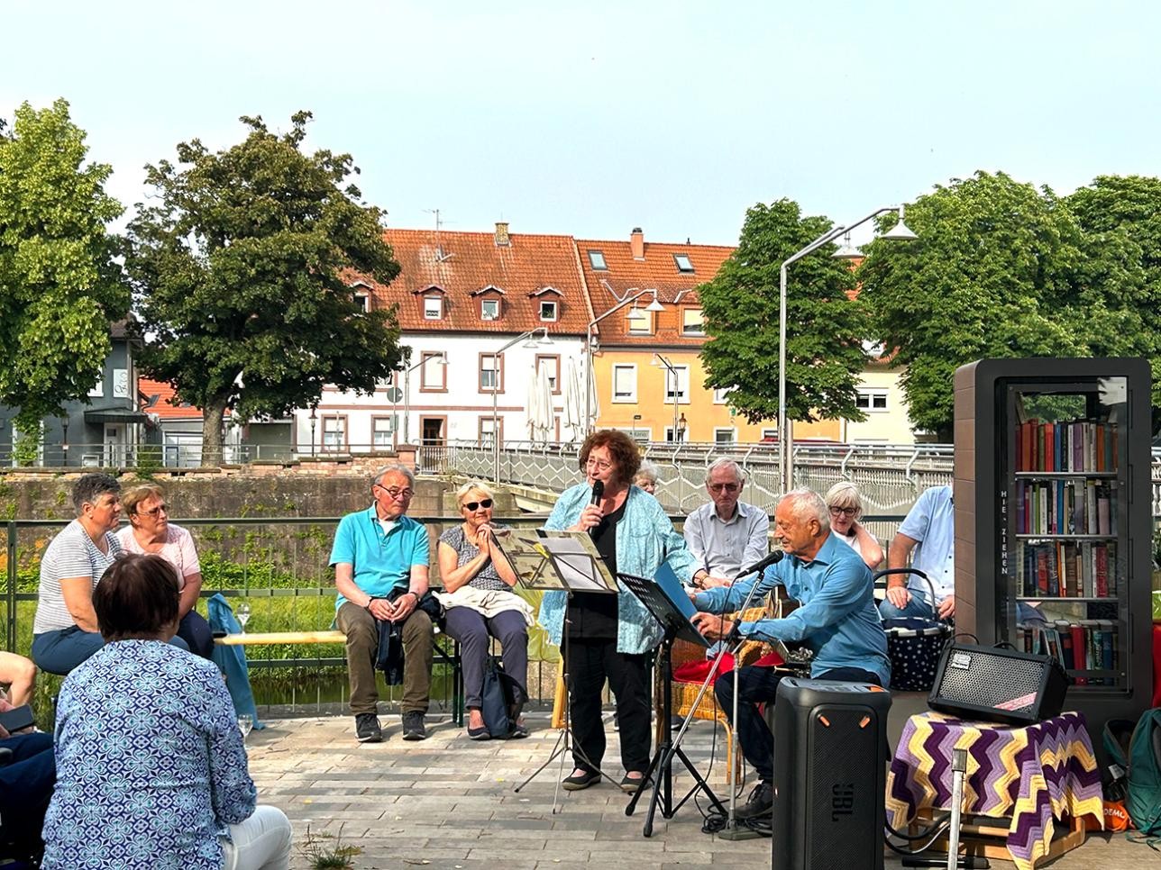 Brigitte Wagner gab Auszüge ihrer humoristischen Texte zum Besten. Foto: Stadt Rastatt/Isabelle Joyon Brigitte Wagner, trägt Mundart vor