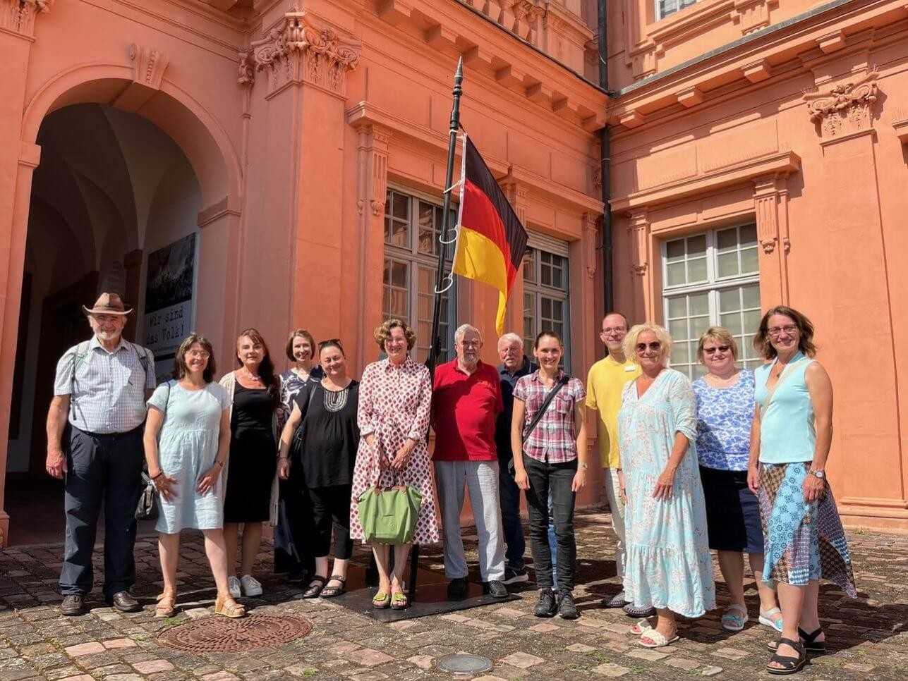 Die Stadtführerinnen und Stadtführer Rastatts vor dem Schloss.