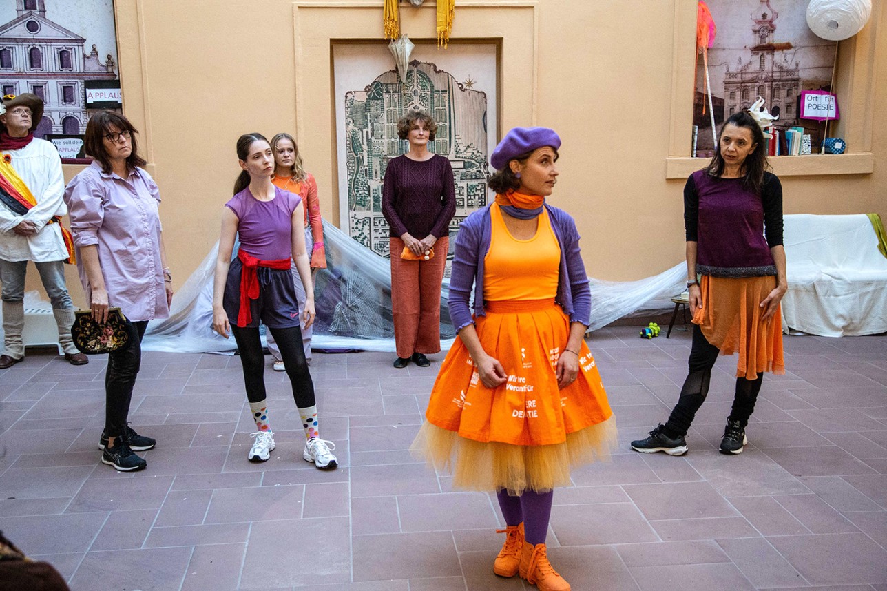 Des danseuses montent sur scène dans la maison de Rossi