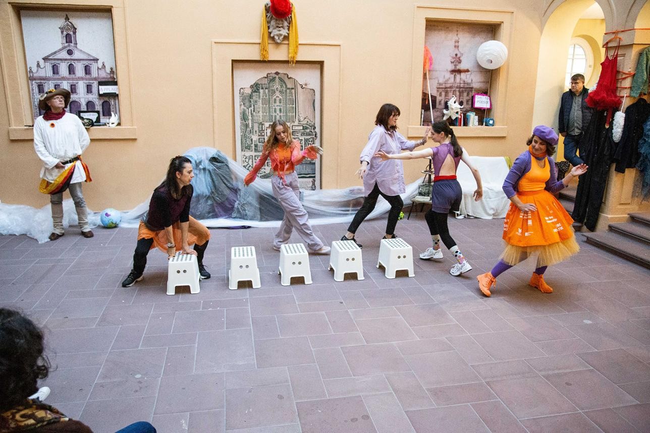 Des danseuses imitent le jeu des chaises musicales