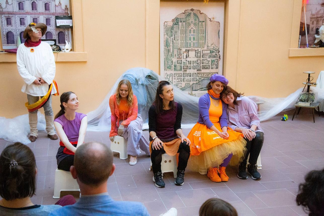 Danseuses assises sur des tabourets