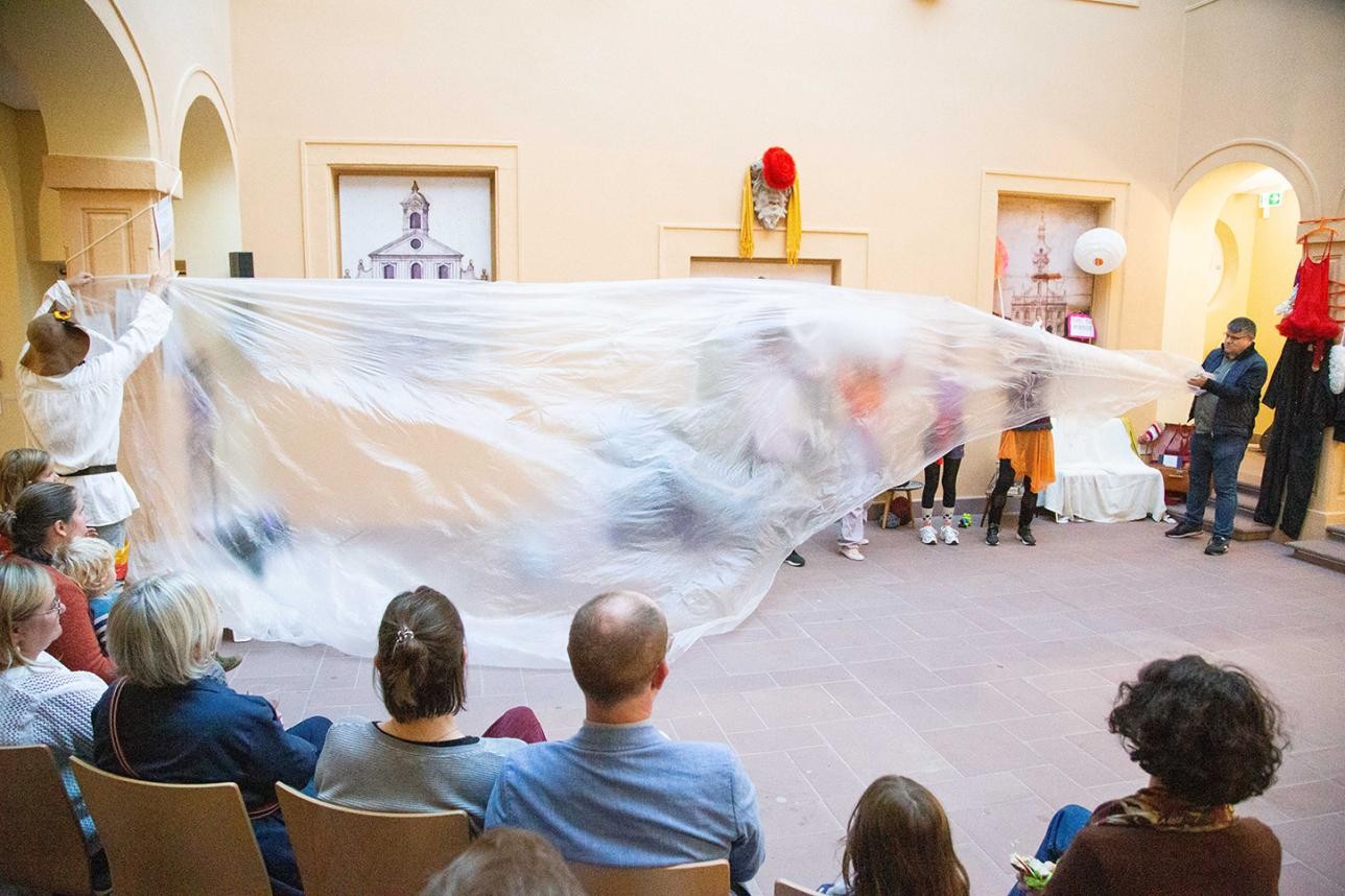 Groupe de danse sous une grande feuille