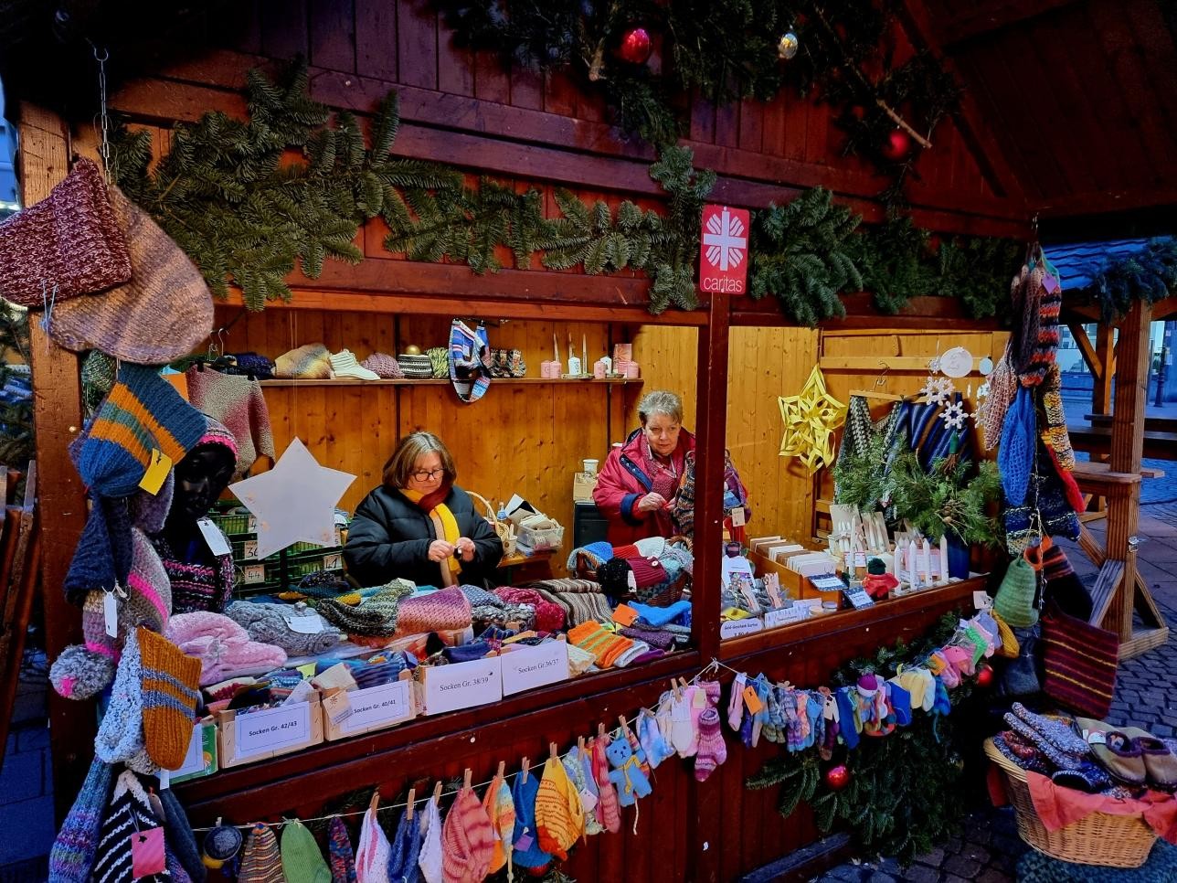 Wechselhütte auf dem Rastatter Weihnachtsmarkt. Archivfoto: Stadt Rastatt/Isabelle Joyon Selbstgenähstes vom Caritasverband in der Wechselhütte auf dem Weihanchtsmarkt: Archivfoto
