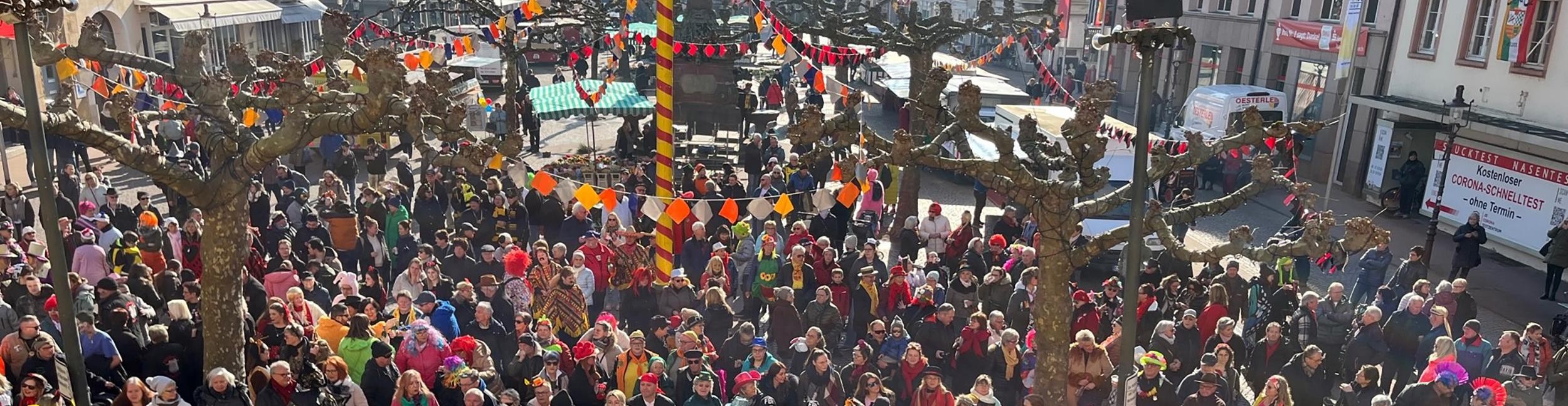 Rathausturm am 8. Februar in Rastatt. Foto: Heike Bornhäußer Rathaussturm in Rastatt. Menschen auf dem Marktplatz