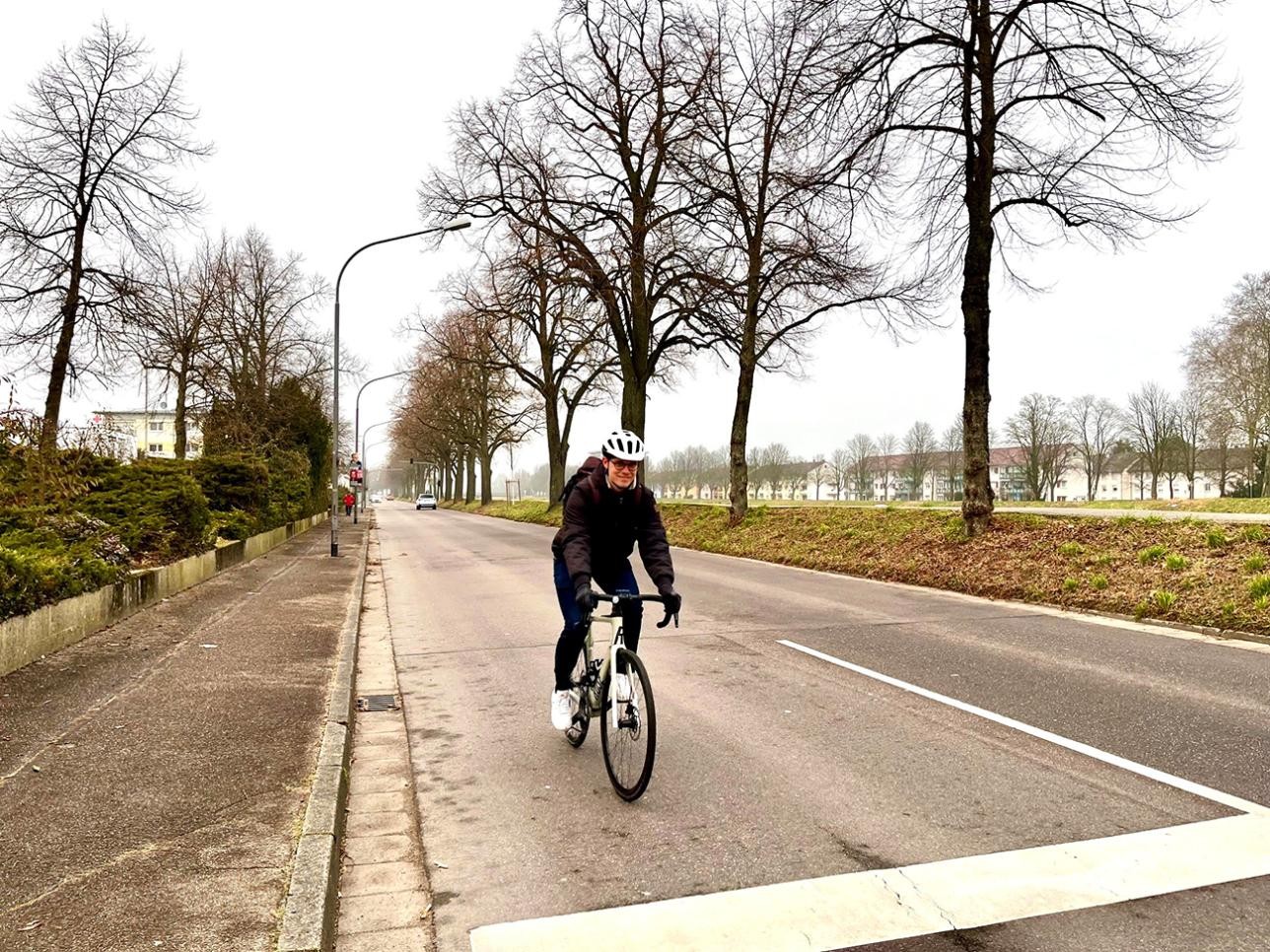 Der neue Fuß- und Radverkehrskoordinator der Stadt Rastatt, Stephen Bürkli, setzt sich unter anderem dafür ein, dass bei der Sanierung der Plittersdorfer Straße in Höhe der Murg ein Radschutzstreifen errichtet wird. Foto: Stadt Rastatt/Heike Bornhäußer Stephen Bürkli, Stadt Rastatt, fährt Fahrrad. Er ist der neue Fuß- und Radverkehrskoordinator