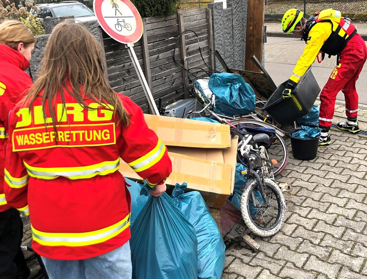 Mitglieder der DLRG beim Müllsammeln