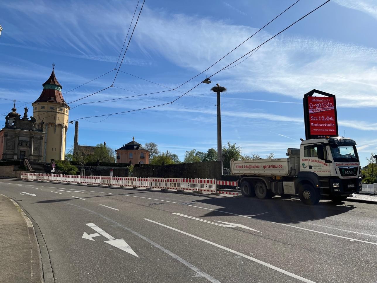 Die Parkbucht in der Kapellenstraße und Teile des Murgparks bleiben während der Neugestaltung des Pagodenburg-Spielplatzes gesperrt. Foto: Stadt Rastatt/Heike Bornhäußer Kapellenstraße mit Wasserturm