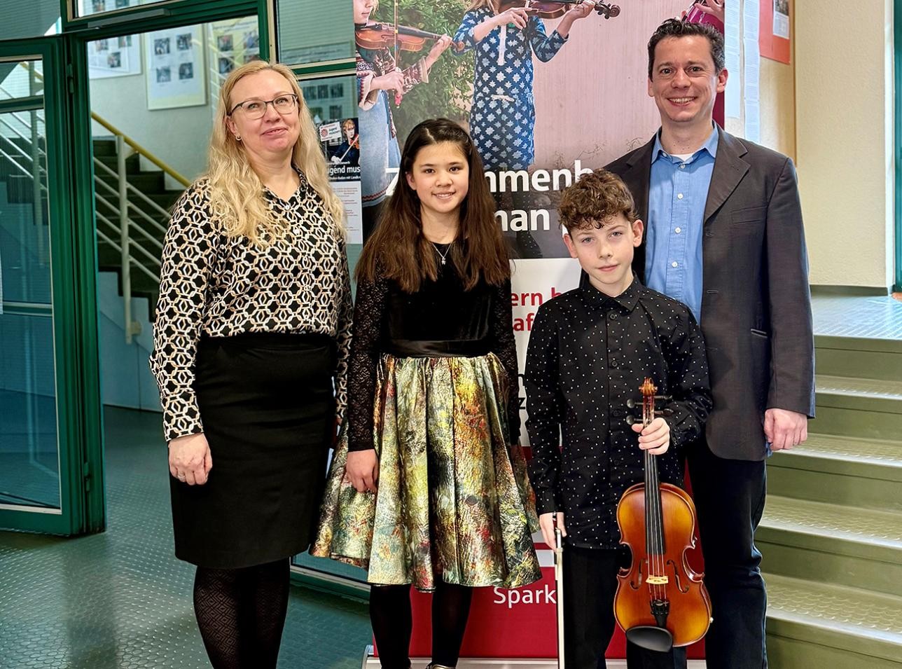 Gruppenfoto: Lea Guse und Julian Ziegler freuen sich mit ihren Lehrkräften Natalia Gohla und Kilian Ziegler über ihren ersten Preis beim Landeswettbewerb „Jugend musiziert“.