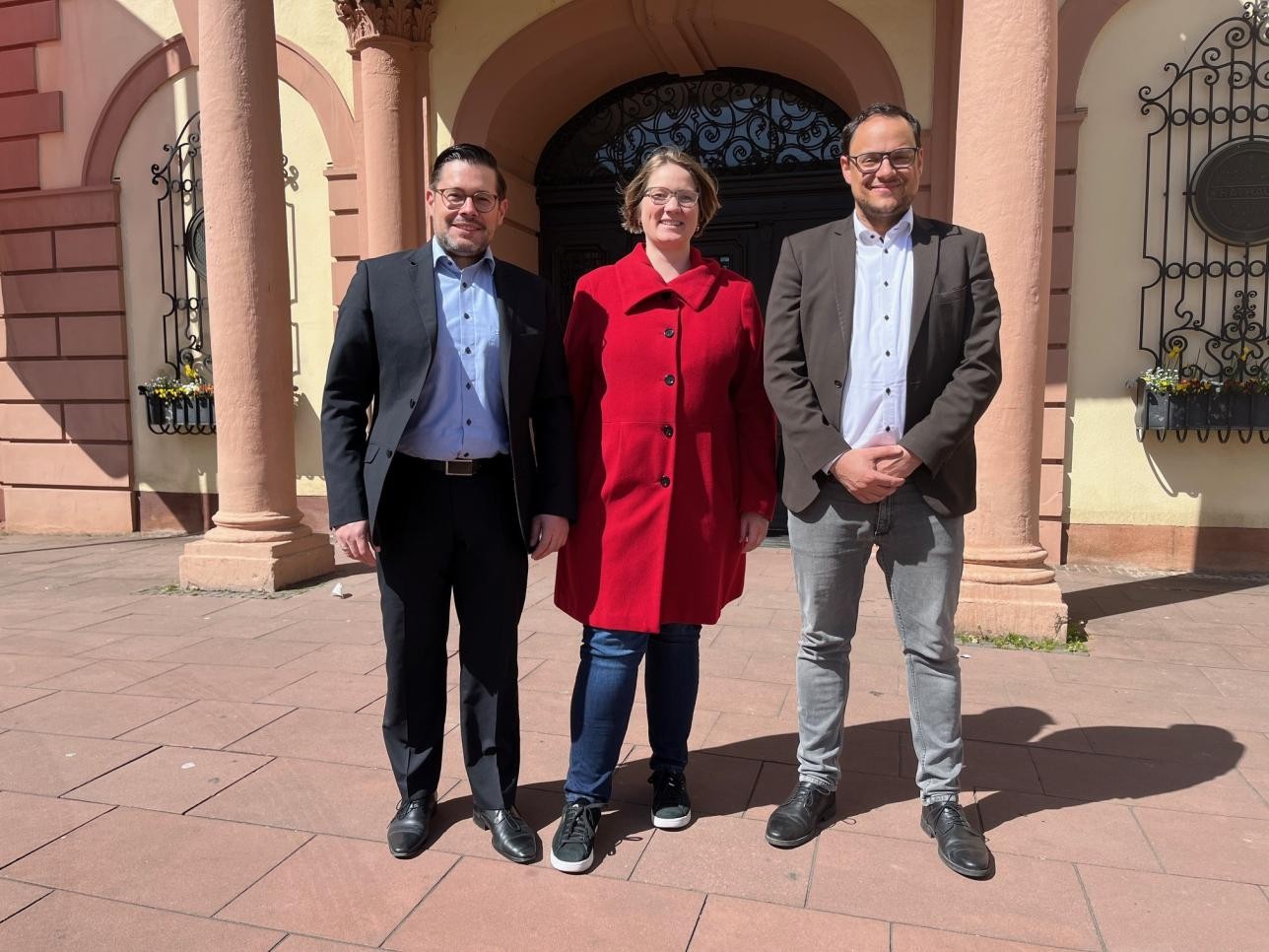 Foto Christian Junger, Magdalena Müller und Stefan Vogt vor dem Rathaus