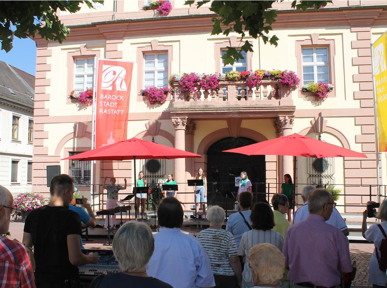 Rastatt singt, eine Mitmachaktion auf dem Marktplatz vor dem Historischen Rathaus