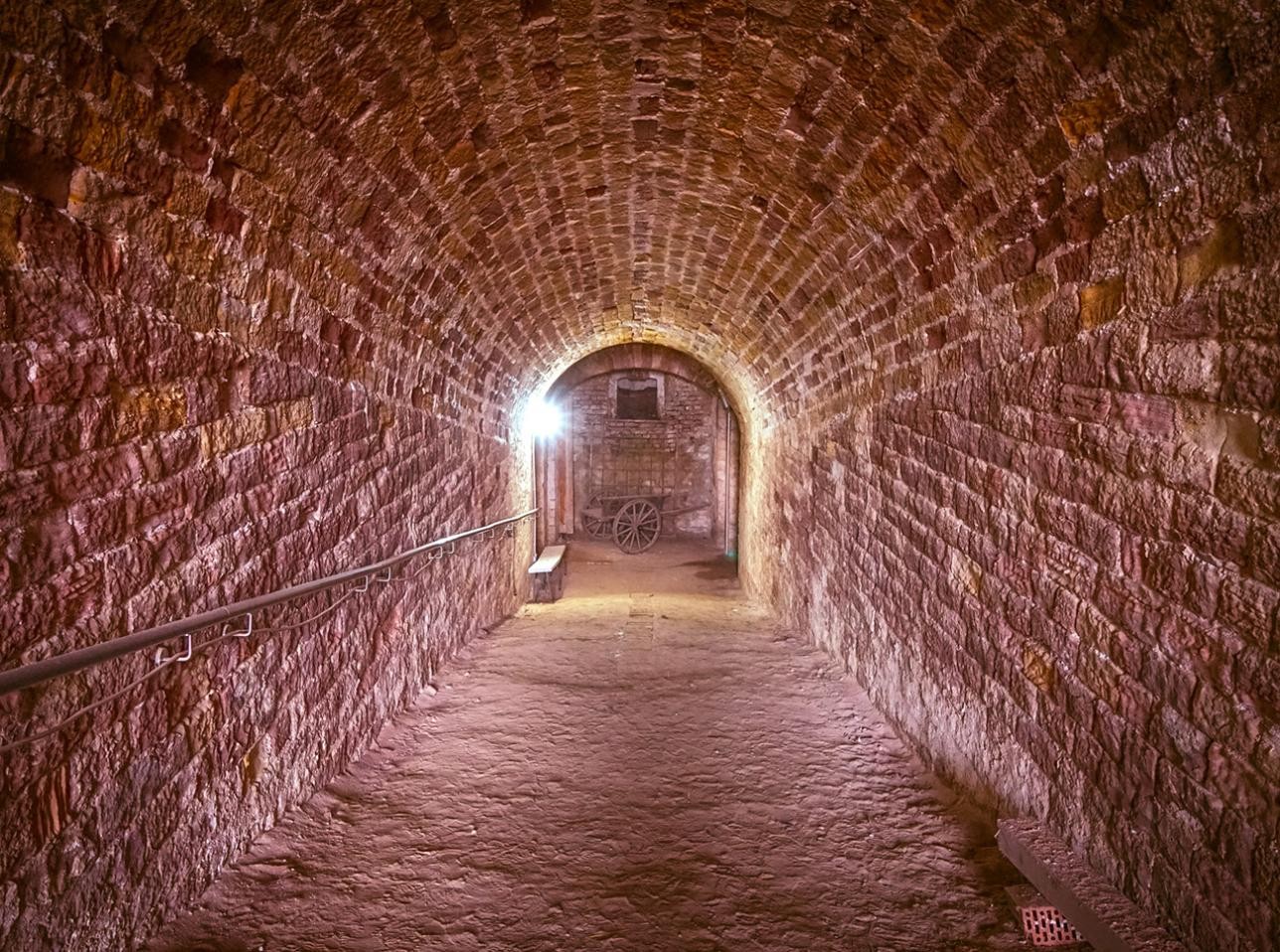 Blick in einen steinernen Tunnel in den Kasematten 