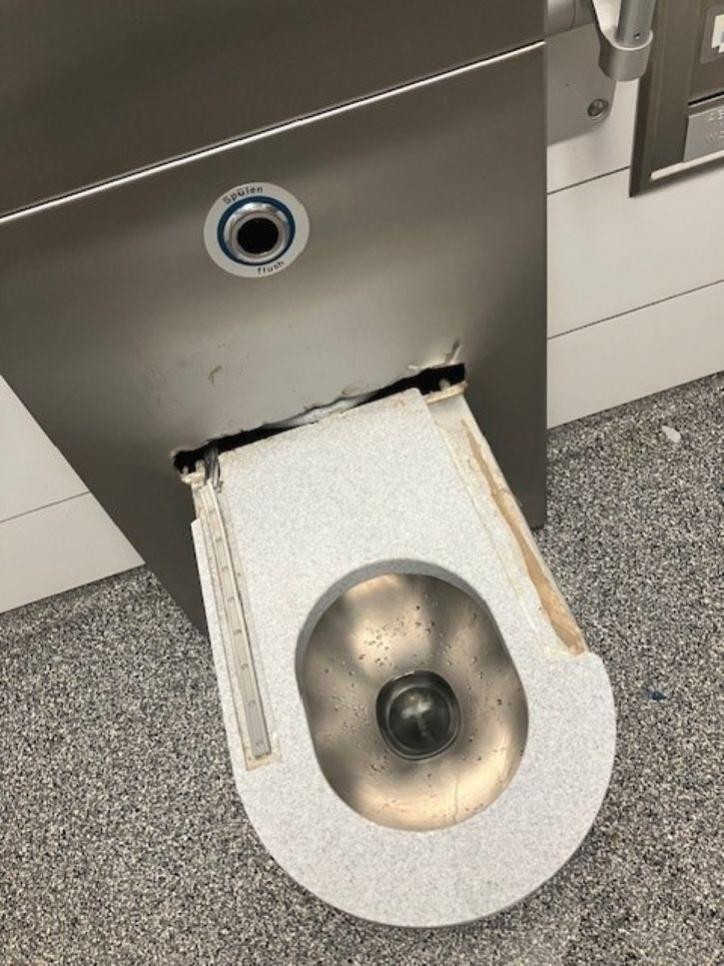 Beschädigtes WC 
