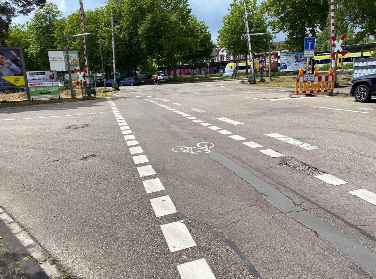 Der neue Abwasserkanal zum Regenüberlaufbecken wird im nächsten Bauabschnitt unter dem Bahnübergang der Deutschen Bahn in der Rauentaler Straße hindurchgeführt.