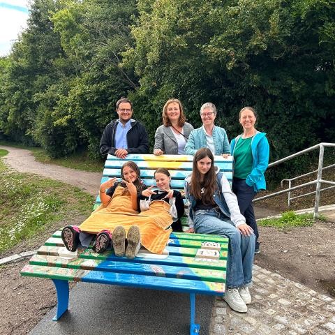 Ihren Platz hat die Liege "Murgleben" an der Murg in der Rheinau bei der Konrad-Adenauer-Brücke gefunden. Foto: Stadt Rastatt/Isabelle Joyon