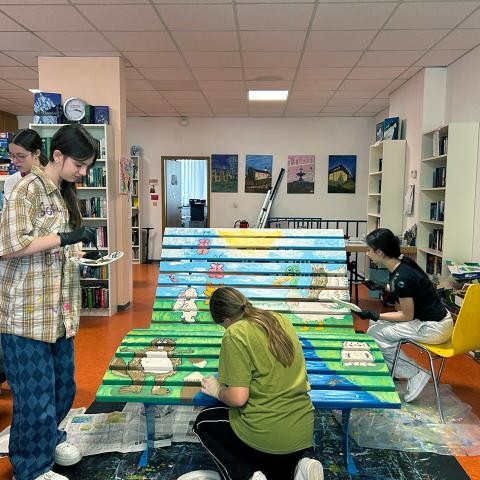 Mädchen bemalen im April 2025 in den Räumlichkeiten der Gemeinwesenarbeit Rheinau-Nord eine Himmelsliege. Foto: Stadt Rastatt/Samira Kaiser Mädchen bemalen in den Räumlichkeiten der Gemeinwesenarbeit Rheinau-Nord eine Himmelsliege.