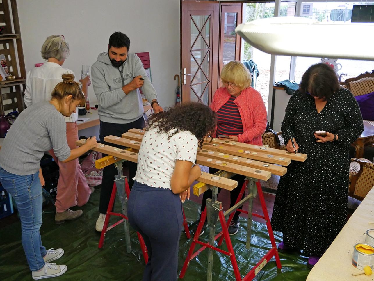 Im September 2024 folgte die zweite Aktion, um eine Himmelsliege zu bemalen. Foto: Stadt Rastatt Frauen und Männer bemalen eine Himmelsliege