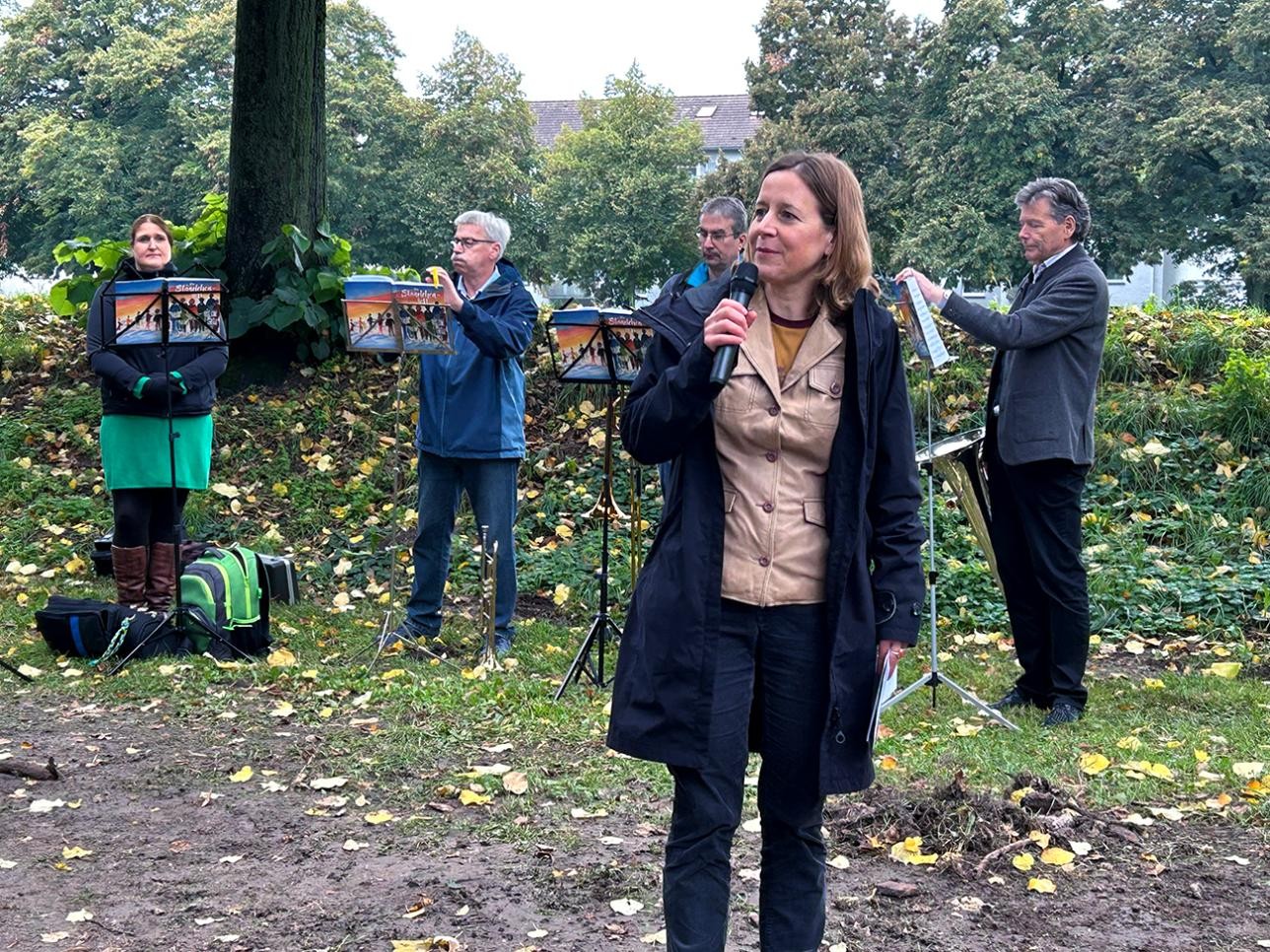 Oberbürgermeisterin Monika Müller bei der Eröffnung der Kunstinstallation "Vielfalt im Glauben". Foto: Stadt Rastatt/Isabelle Joyon OB Monika Müller bei der Eröffnung Kunstinstallation "Vielfalt im Glauben"