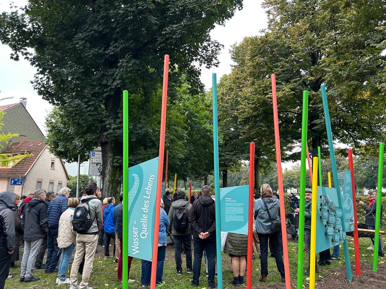 Viele Rastatterinnen und Rastatter waren bei der offiziellen Einweihung der Kunstinstallation "Vielfalt im Glauben" dabei. Foto: Stadt Rastatt/Isabelle Joyon Eröffnung Kunstinstallation "Vielfalt im Glauben"