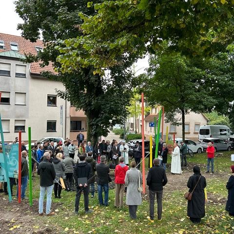 Verschiedene Religionsgemeinschaften segneten die Kunstinstallation "Vielfalt im Glauben". Foto: Stadt Rastatt/Isabelle Joyon Einweihung Kunstinstallation "Vielfalt im Glauben". Besucher rund um die Kunstinstallation