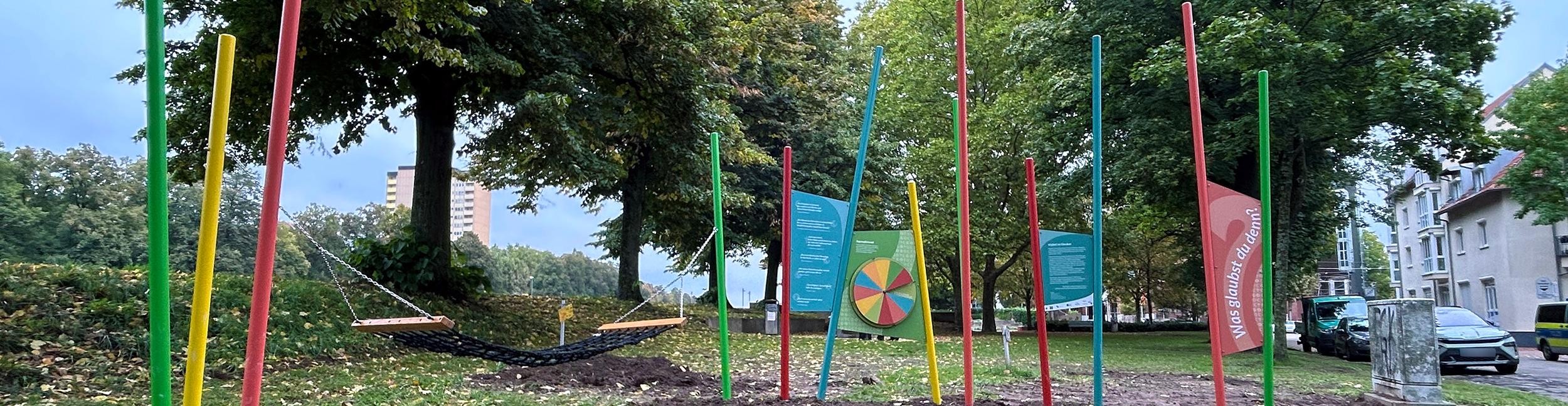 Installation "Vielfalt im Glauben". Foto: Stadt Rastatt/Isabelle Joyon Installation "Vielfalt im Glauben". Verschiedene Info-Tafeln.