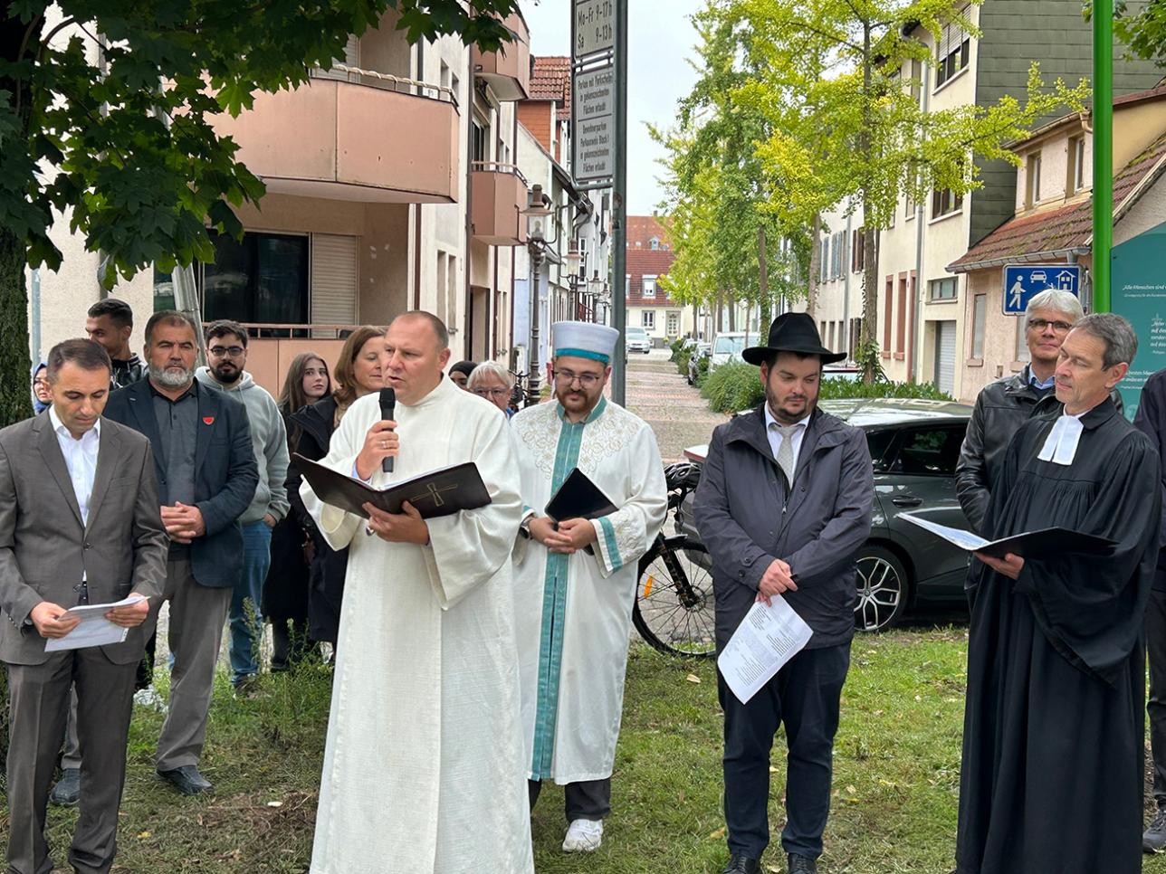 Verschiedene Religionsgemeinschaften segneten die Kunstinstallation "Vielfalt im Glauben". Foto: Stadt Rastatt/Isabelle Joyon Pfarrer spricht bei der Einweihung Vielfalt im Glauben