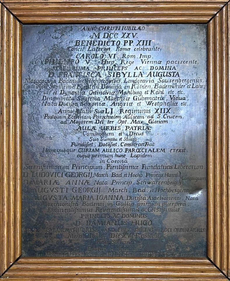 Die Kupferplatte mit der Grundsteinlegungsinschrift aus dem Hofpfarrhaus von 1725