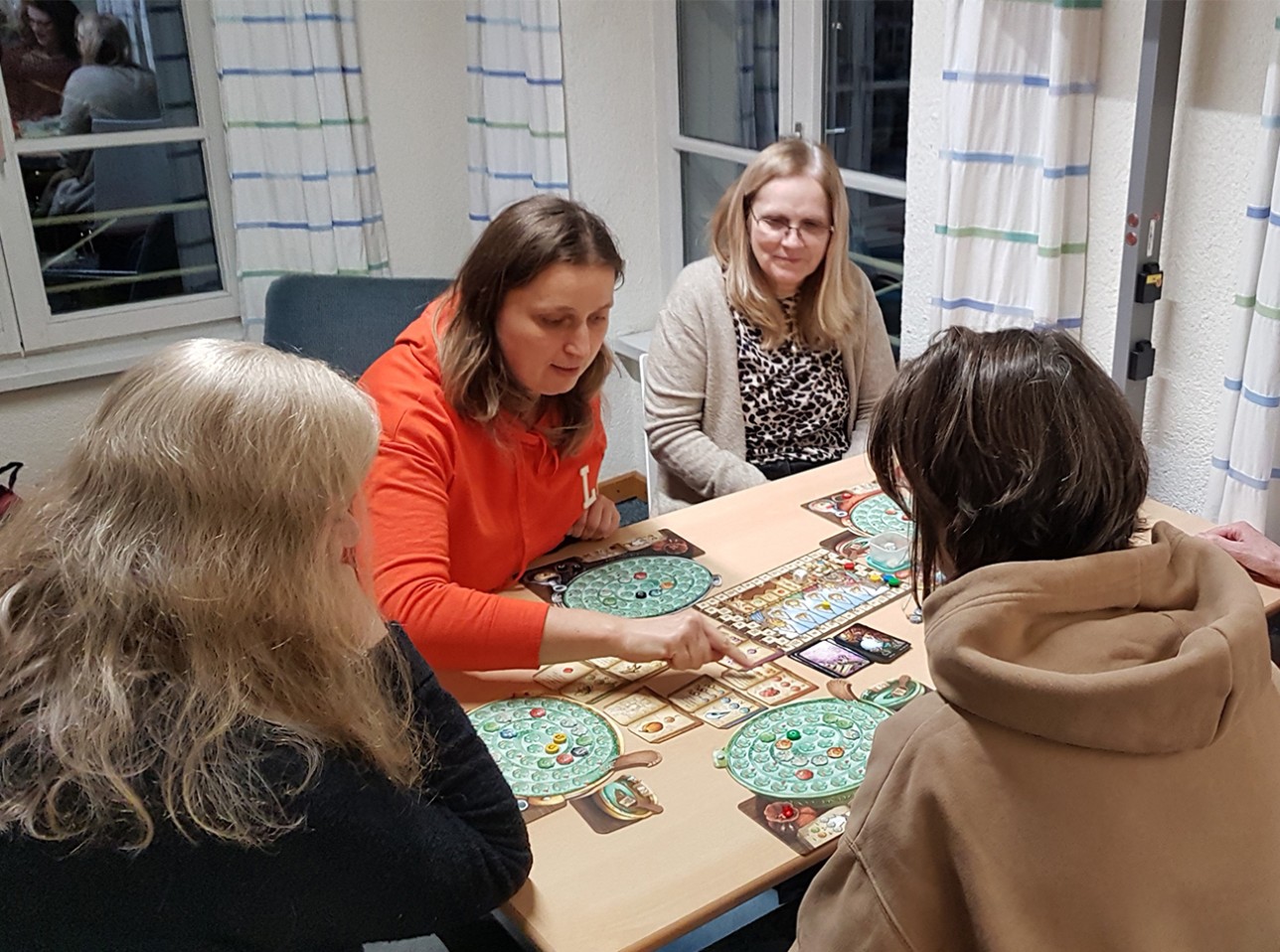 Beim Spieleabend in der Stadtbibliothek Rastatt können Jugendliche und Erwachsene verschiedene Brett- und Kartenspiele ausprobieren. Foto: Stadtbibliothek Rastatt Beim Spieleabend in der Stadtbibliothek Rastatt können Jugendliche und Erwachsene verschiedene Brett- und Kartenspiele ausprobieren.