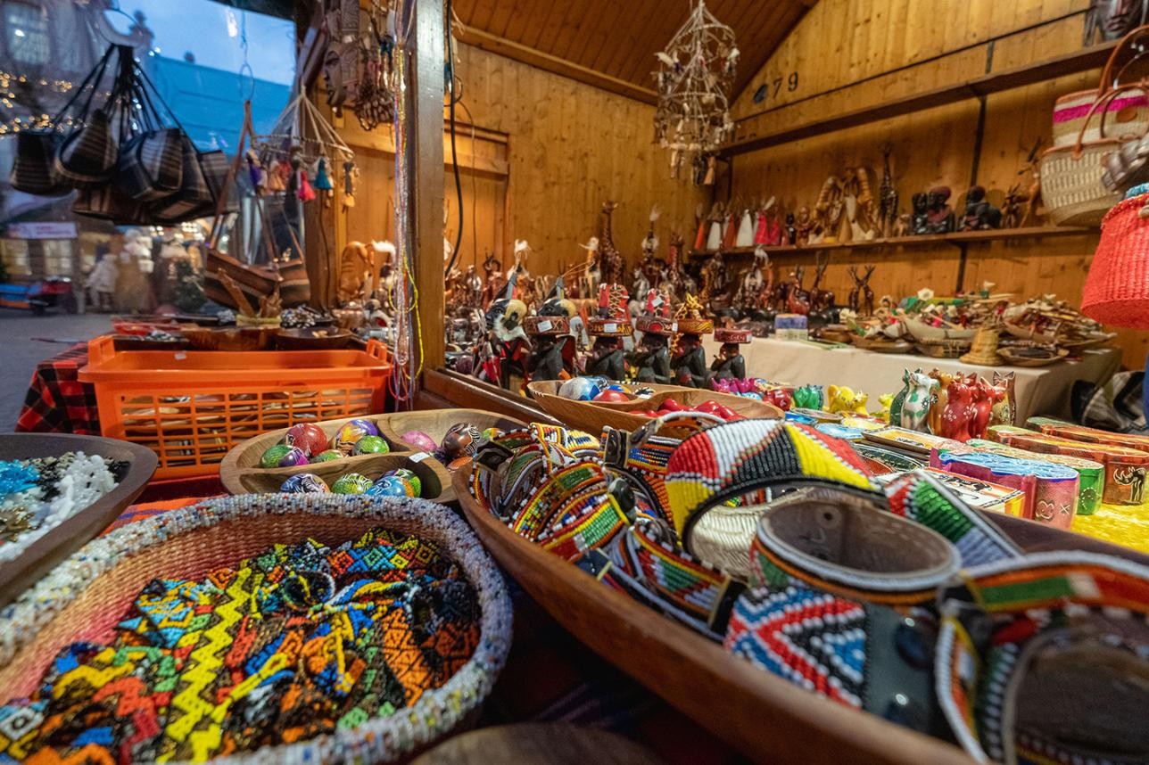 Weihnachtsmarkthütte mit Kunsthandwerk
