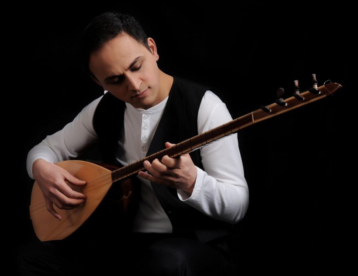 Bağlama-Virtuose Murat Bay lädt zum Workshop ein. Foto: Stadt Rastatt Murat Bay