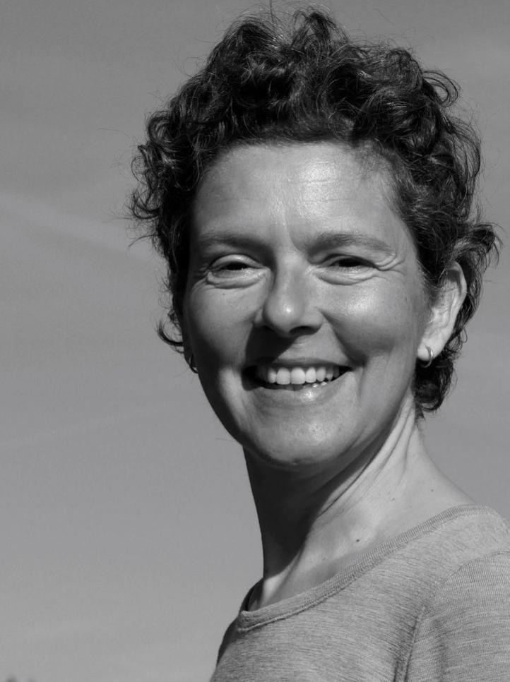 Astrid Lehmann liest bei einer Literatur-Matinee der Stadtbibliothek Rastatt aus ihrem Roman „Nur ein kurzer Sommer“. Foto: Astrid Lehmann Portrait Astrid Lehmann