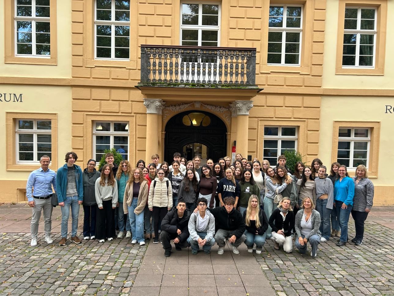 Deutsch-italienischer Austausch: Bürgermeister Lutz Kirchner begrüßt die 46 Schülerinnen und Schüler aus Fano und dem LWG, sowie die vier Lehrerinnen. Foto: Stadt Deutsch-italienischer Austausch: Bürgermeister Lutz Kirchner begrüßt die 46 Schülerinnen und Schüler aus Fano und dem LWG, sowie die vier Lehrerinnen.